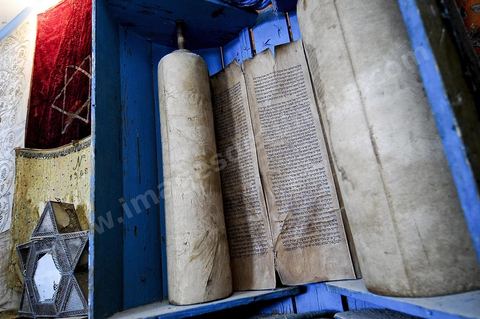 Rouleaux de la Torah en parchemin à l'intérieur de la synagogue du Kef. La synagogue est située dans l'ancien quartier juif du Kef qui comptait l'une des plus importante communauté juive de Tunisie.