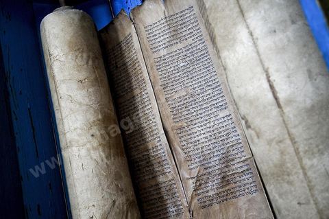 Rouleaux de la Torah en parchemin à l'intérieur de la synagogue du Kef. La synagogue est située dans l'ancien quartier juif du Kef qui comptait l'une des plus importante communauté juive de Tunisie.