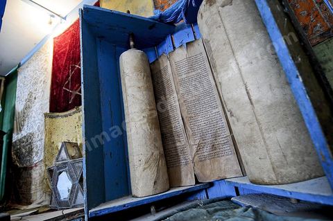 Rouleaux de la Torah en parchemin à l'intérieur de la synagogue du Kef. La synagogue est située dans l'ancien quartier juif du Kef qui comptait l'une des plus importante communauté juive de Tunisie.