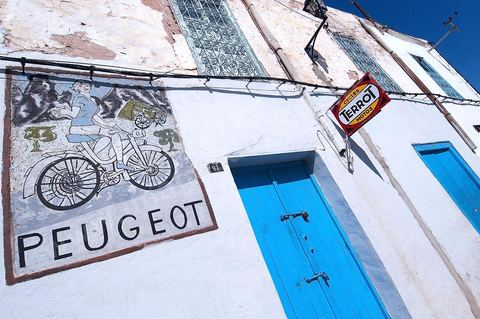 Boutique de vélo dasn une rue et scènes de vie dans la medina du Kef