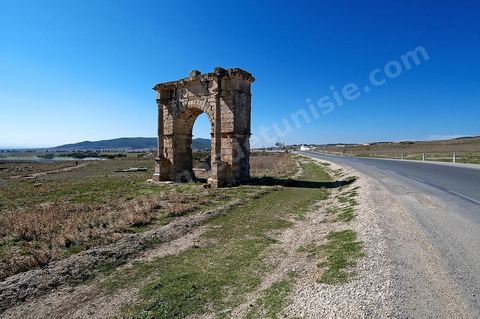 Arc de triomphe sur la route du Kef ancienne voie romaine de Carthage à Théveste. Site archéologique romain de Musti à l'entrée du village du Krib au nord du Kef