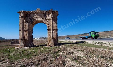 Arc de triomphe sur la route du Kef ancienne voie romaine de Carthage à Théveste. Site archéologique romain de Musti à l'entrée du village du Krib au nord du Kef