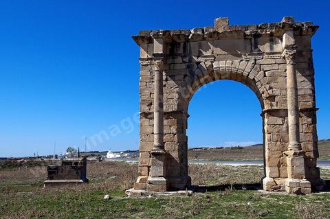 Arc de triomphe sur la route du Kef ancienne voie romaine de Carthage à Théveste. Site archéologique romain de Musti à l'entrée du village du Krib au nord du Kef