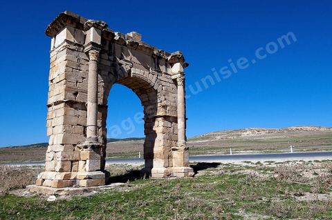 Arc de triomphe sur la route du Kef ancienne voie romaine de Carthage à Théveste. Site archéologique romain de Musti à l'entrée du village du Krib au nord du Kef