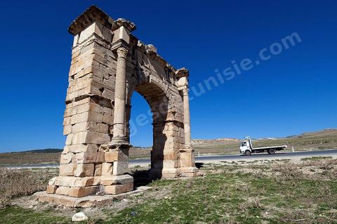 Arc de triomphe sur la route du Kef ancienne voie romaine de Carthage à Théveste. Site archéologique romain de Musti à l'entrée du village du Krib au nord du Kef