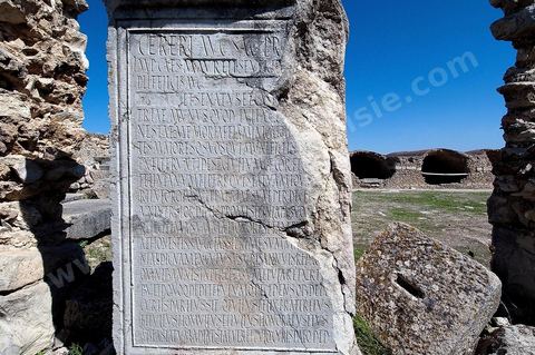 Stéles à inscription latine dasn la citadelle byzantine sur le Site archéologique romain de Musti à l'entrée du village du Krib au nord du Kef