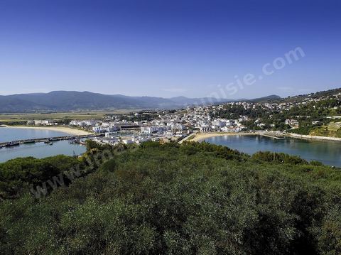 vue générale sur la ville de Tabarka depuis la colline du fort génois avec au premier plan le port et la plage et au fond les montagnes de Kroumirie