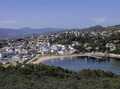 vue générale sur la ville de Tabarka depuis la colline du fort génois avec au premier plan le port et la plage et au fond les montagnes de Kroumirie