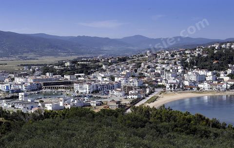 vue générale sur la ville de Tabarka depuis la colline du fort génois avec au premier plan le port et la plage et au fond les montagnes de Kroumirie