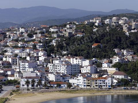 vue générale sur la ville de Tabarka depuis la colline du fort génois avec au premier plan le port et la plage et au fond les montagnes de Kroumirie