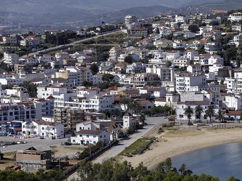 vue générale sur la ville de Tabarka depuis la colline du fort génois avec au premier plan le port et la plage et au fond les montagnes de Kroumirie