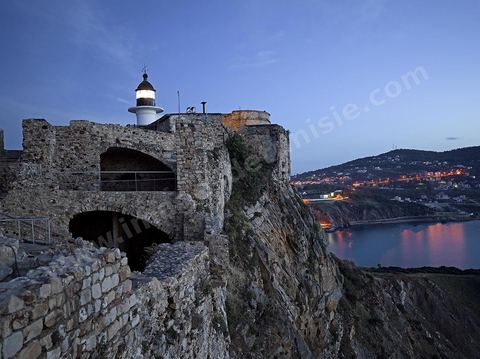 Intérieur du fort genois de Tabarka avec la mer et la ville de Tabarka ainsi que le phare