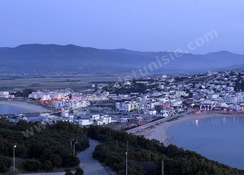 vue générale de nuit sur la ville de Tabarka depuis la colline du fort génois avec au premier plan le port et la plage et au fond les montagnes de Kroumirie