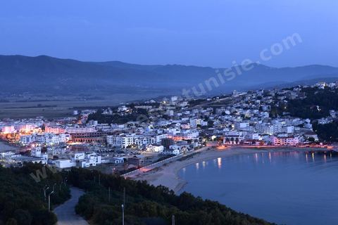 vue générale de nuit sur la ville de Tabarka depuis la colline du fort génois avec au premier plan le port et la plage et au fond les montagnes de Kroumirie