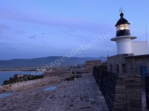Intérieur du fort genois de tabarka avec la mer et la ville de tabarka ainsi que le phare