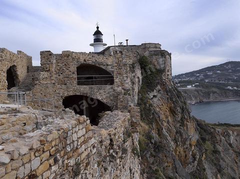Intérieur du fort genois de tabarka avec la mer et la ville de tabarka ainsi que le phare