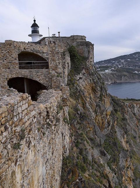 Intérieur du fort genois de tabarka avec la mer et la ville de tabarka ainsi que le phare