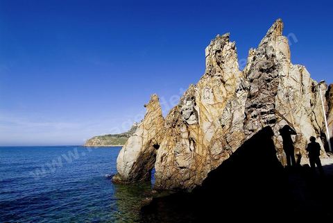 Les aiguilles de Tabarka et la mer