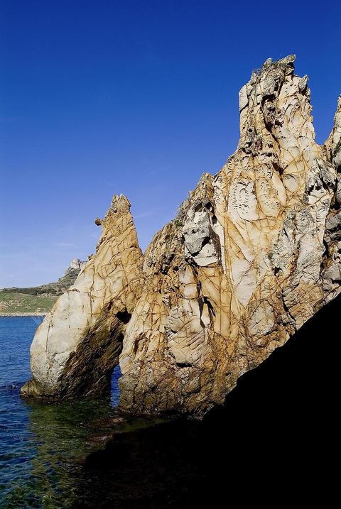 Les aiguilles de Tabarka et la mer