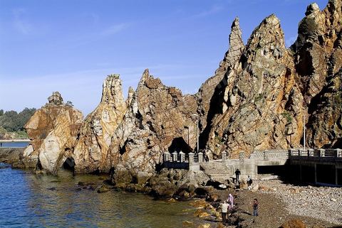 Les aiguilles de Tabarka et la mer