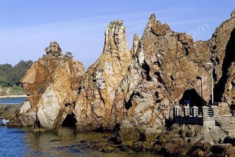 Les aiguilles de Tabarka et la mer