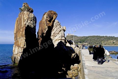 Les aiguilles de Tabarka et la mer