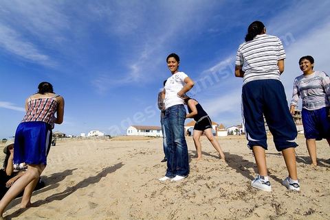 Adolescents sur la plage de Tabarka avec au fond la colline du fort génois