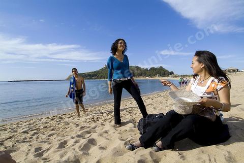Adolescents sur la plage de Tabarka avec au fond la colline du fort génois
