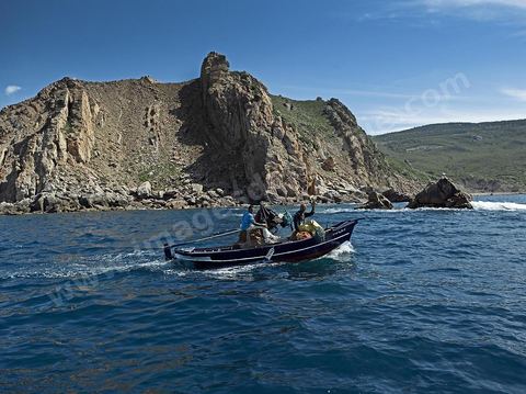 barque de pêcheurs au pied des falaises de Tabarka, sortie en mer à Tabarka