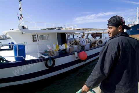 bâteau de pêcheur et pêcheurs sur le port de tabarka