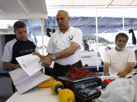 Corailleur dans le port de Tabarka ces hommes plongent à 120 m sous la mer pour récolter du corail naturel