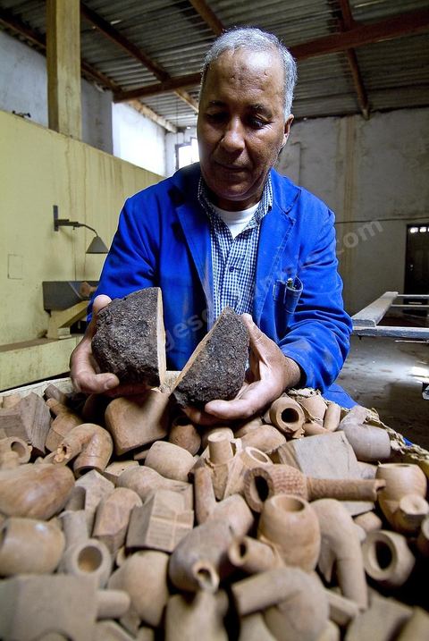 Atelier de fabrication de pipe en bruyère du maître artisan Bouchnak à Tabarka
