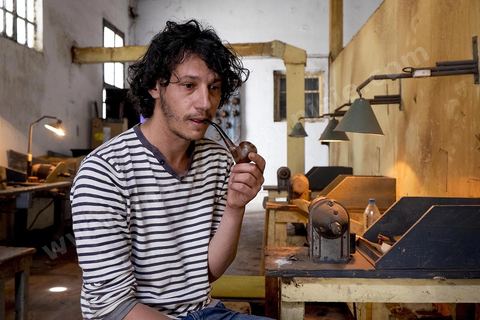 Anis Bouchnak, petit fils du célébre Bouchnak, fondateur de la célébre marque de pipe. Les ateliers ouverts dans les années 1970 à Tabarka deviennent très vite célébre pour la qualité de fabrication de ses fils. 0 la disparition de son grand père te de son père Anis décide en 2011 de revenir en Tunisie et reprend avec l'un des maitres artisans l'atelier familial. 