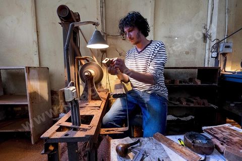 Anis Bouchnak, petit fils du célébre Bouchnak, fondateur de la célébre marque de pipe. Les ateliers ouverts dans les années 1970 à Tabarka deviennent très vite célébre pour la qualité de fabrication de ses fils. 0 la disparition de son grand père te de son père Anis décide en 2011 de revenir en Tunisie et reprend avec l'un des maitres artisans l'atelier familial. 