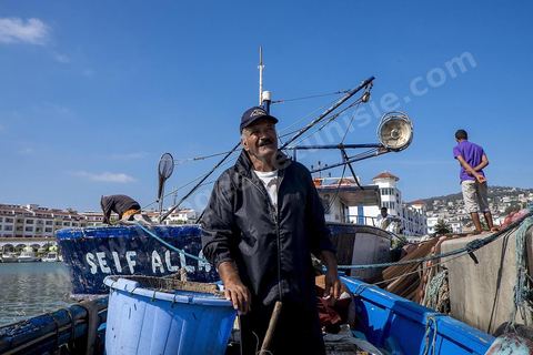 Youssef Saïdi, ancien propriétaire d'un chalutier à Tabarka, aujourd'hui il ne compte que sur lui et sa petite barque, "les jeunes ne veulent plus travailler"