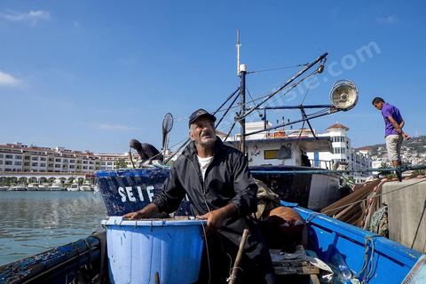 Youssef Saïdi, ancien propriétaire d'un chalutier à Tabarka, aujourd'hui il ne compte que sur lui et sa petite barque, "les jeunes ne veulent plus travailler"
