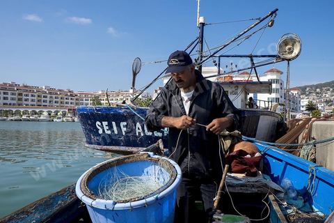 Youssef Saïdi, ancien propriétaire d'un chalutier à Tabarka, aujourd'hui il ne compte que sur lui et sa petite barque, "les jeunes ne veulent plus travailler"