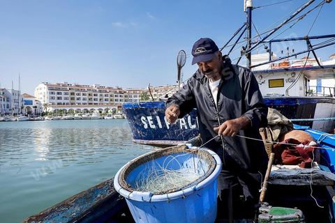 Youssef Saïdi, ancien propriétaire d'un chalutier à Tabarka, aujourd'hui il ne compte que sur lui et sa petite barque, "les jeunes ne veulent plus travailler"