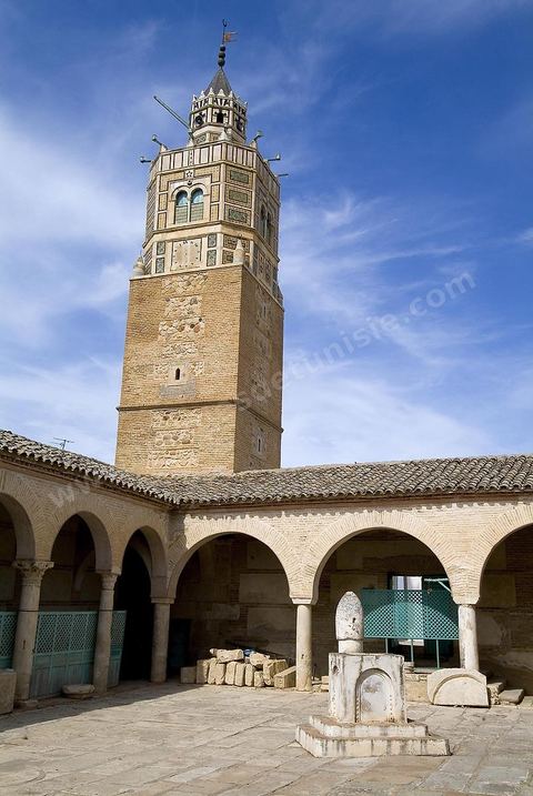 Cour de la grande mosquée de la ville andalouse de Testour