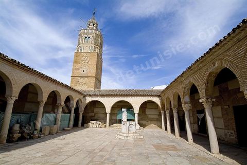 Cour de la grande mosquée de la ville andalouse de Testour