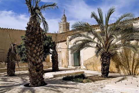 Place devant la grande mosquée de la ville andalouse de Testour