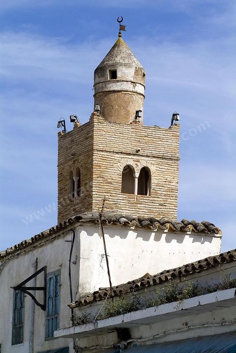 Minaret de mosquée dans les ruelles de la ville andalouse de Testour