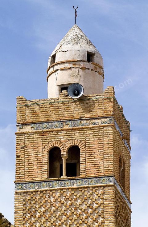 Minaret de mosquée dans les ruelles de la ville andalouse de Testour
