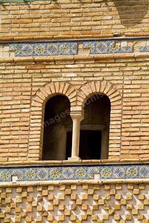 Minaret de mosquée dans les ruelles de la ville andalouse de Testour