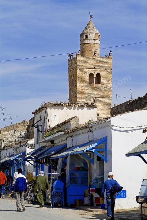 Minaret de mosquée dans les ruelles de la ville andalouse de Testour