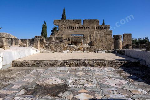 Maison de la cascade dans le quartier d'habitations romaines. Utique est un site archéologique localisé à l'emplacement d'une ancienne cité portuaire fondée par les Phéniciens dans l'Antiquité. Il est situé au nord de l'actuelle Tunisie, à une trentaine de kilomètres au nord-ouest de Carthage. La ville aurait été fondée en 1101 avt JC en tant que comptoir commercial phénicien. Elle est réputée comme l'une des plus anciennes villes de la Méditerranée occidentale.