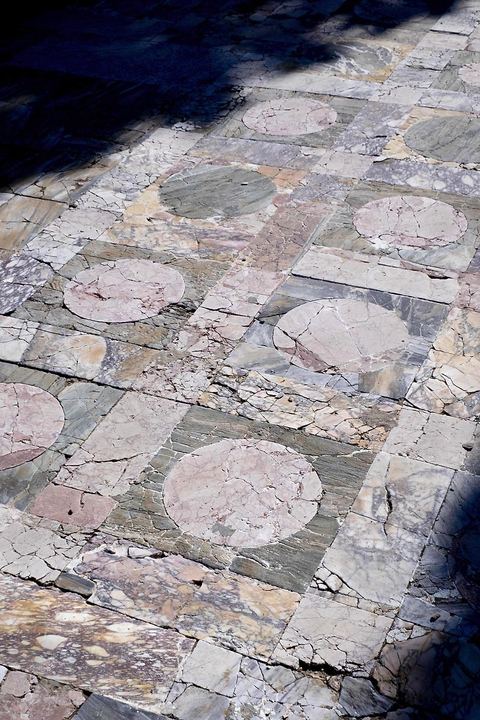 Maison de la cascade dans le quartier d'habitations romaines. Utique est un site archéologique localisé à l'emplacement d'une ancienne cité portuaire fondée par les Phéniciens dans l'Antiquité. Il est situé au nord de l'actuelle Tunisie, à une trentaine de kilomètres au nord-ouest de Carthage. La ville aurait été fondée en 1101 avt JC en tant que comptoir commercial phénicien. Elle est réputée comme l'une des plus anciennes villes de la Méditerranée occidentale.