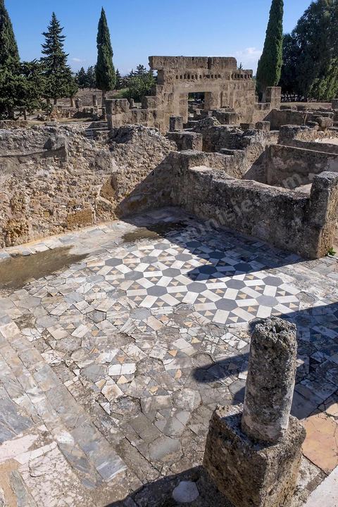 Maison de la cascade dans le quartier d'habitations romaines. Utique est un site archéologique localisé à l'emplacement d'une ancienne cité portuaire fondée par les Phéniciens dans l'Antiquité. Il est situé au nord de l'actuelle Tunisie, à une trentaine de kilomètres au nord-ouest de Carthage. La ville aurait été fondée en 1101 avt JC en tant que comptoir commercial phénicien. Elle est réputée comme l'une des plus anciennes villes de la Méditerranée occidentale.