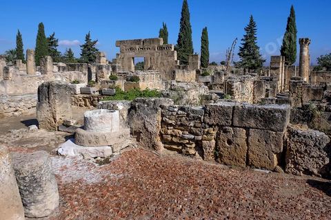 Maison de la cascade dans le quartier d'habitations romaines. Utique est un site archéologique localisé à l'emplacement d'une ancienne cité portuaire fondée par les Phéniciens dans l'Antiquité. Il est situé au nord de l'actuelle Tunisie, à une trentaine de kilomètres au nord-ouest de Carthage. La ville aurait été fondée en 1101 avt JC en tant que comptoir commercial phénicien. Elle est réputée comme l'une des plus anciennes villes de la Méditerranée occidentale.