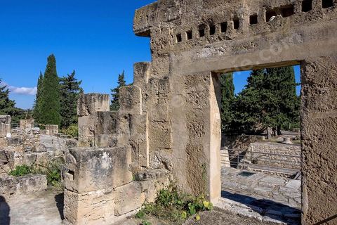 Maison de la cascade dans le quartier d'habitations romaines. Utique est un site archéologique localisé à l'emplacement d'une ancienne cité portuaire fondée par les Phéniciens dans l'Antiquité. Il est situé au nord de l'actuelle Tunisie, à une trentaine de kilomètres au nord-ouest de Carthage. La ville aurait été fondée en 1101 avt JC en tant que comptoir commercial phénicien. Elle est réputée comme l'une des plus anciennes villes de la Méditerranée occidentale.